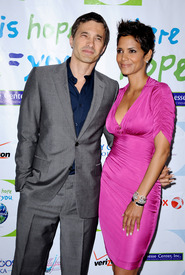 HalleBerry2011JenesseSilverRoseAuctionAndGala_98.jpg