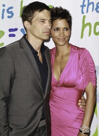 HalleBerry2011JenesseSilverRoseAuctionAndGala_175.jpg