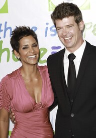 HalleBerry2011JenesseSilverRoseAuctionAndGala_178.jpg