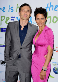 HalleBerry2011JenesseSilverRoseAuctionAndGala_179.jpg