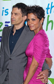 HalleBerry2011JenesseSilverRoseAuctionAndGala_182.jpg