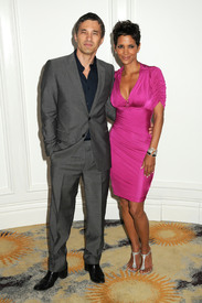 HalleBerry2011JenesseSilverRoseAuctionAndGala_183.jpg