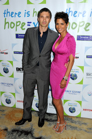 HalleBerry2011JenesseSilverRoseAuctionAndGala_185.jpg