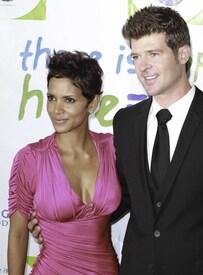 HalleBerry2011JenesseSilverRoseAuctionAndGala_186.jpg