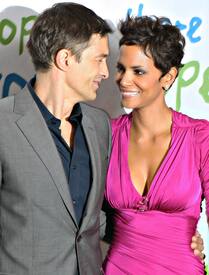HalleBerry2011JenesseSilverRoseAuctionAndGala_188.jpg