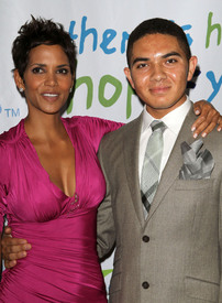 HalleBerry2011JenesseSilverRoseAuctionAndGala_191.jpg