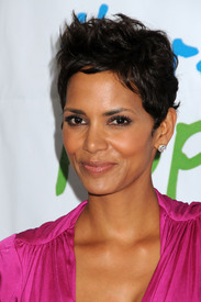 HalleBerry2011JenesseSilverRoseAuctionAndGala_196.jpg