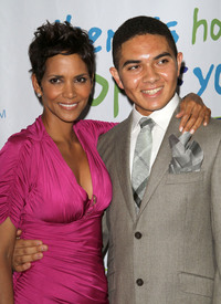 HalleBerry2011JenesseSilverRoseAuctionAndGala_199.jpg