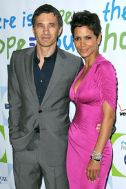 HalleBerry2011JenesseSilverRoseAuctionAndGala_200.jpg