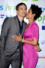 HalleBerry2011JenesseSilverRoseAuctionAndGala_207.jpg