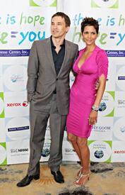 HalleBerry2011JenesseSilverRoseAuctionAndGala_208.jpg