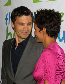 HalleBerry2011JenesseSilverRoseAuctionAndGala_214.jpg