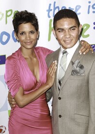 HalleBerry2011JenesseSilverRoseAuctionAndGala_219.jpg