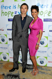 HalleBerry2011JenesseSilverRoseAuctionAndGala_222.jpg