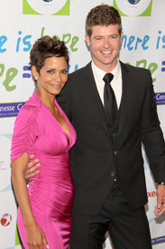 HalleBerry2011JenesseSilverRoseAuctionAndGala_226.jpg