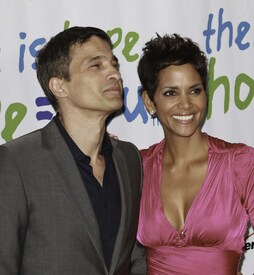 HalleBerry2011JenesseSilverRoseAuctionAndGala_231.jpg