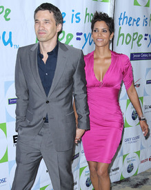 HalleBerry2011JenesseSilverRoseAuctionAndGala_238.JPG