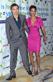HalleBerry2011JenesseSilverRoseAuctionAndGala_244.jpg