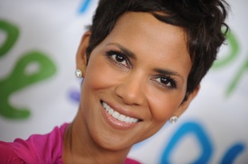 HalleBerry2011JenesseSilverRoseAuctionAndGala_246.jpg