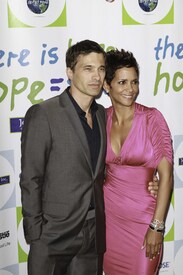 HalleBerry2011JenesseSilverRoseAuctionAndGala_247.jpg