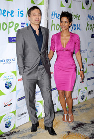 HalleBerry2011JenesseSilverRoseAuctionAndGala_253.jpg