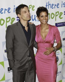 HalleBerry2011JenesseSilverRoseAuctionAndGala_254.jpg