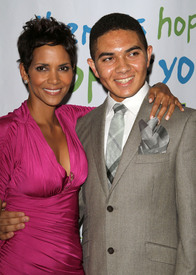HalleBerry2011JenesseSilverRoseAuctionAndGala_258.jpg