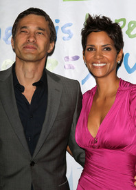 HalleBerry2011JenesseSilverRoseAuctionAndGala_259.jpg