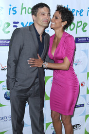 HalleBerry2011JenesseSilverRoseAuctionAndGala_263.JPG