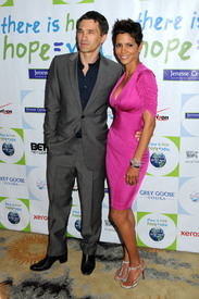 HalleBerry2011JenesseSilverRoseAuctionAndGala_264.jpg