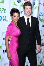 HalleBerry2011JenesseSilverRoseAuctionAndGala_268.jpg