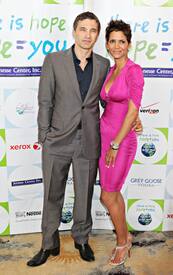 HalleBerry2011JenesseSilverRoseAuctionAndGala_269.jpg