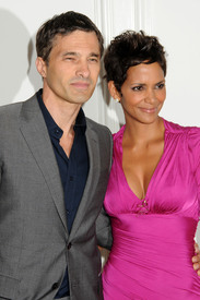 HalleBerry2011JenesseSilverRoseAuctionAndGala_270.jpg