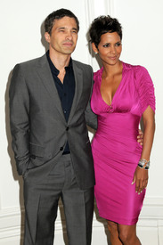HalleBerry2011JenesseSilverRoseAuctionAndGala_271.jpg