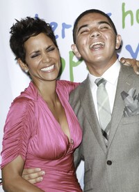 HalleBerry2011JenesseSilverRoseAuctionAndGala_274.jpg