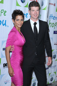 HalleBerry2011JenesseSilverRoseAuctionAndGala_278.JPG