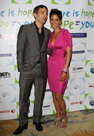 HalleBerry2011JenesseSilverRoseAuctionAndGala_286.jpg
