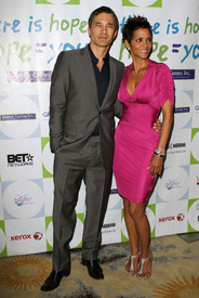 HalleBerry2011JenesseSilverRoseAuctionAndGala_289.jpg
