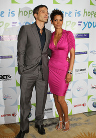 HalleBerry2011JenesseSilverRoseAuctionAndGala_290.jpg