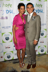 HalleBerry2011JenesseSilverRoseAuctionAndGala_291.jpg