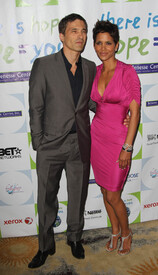 HalleBerry2011JenesseSilverRoseAuctionAndGala_294.jpg