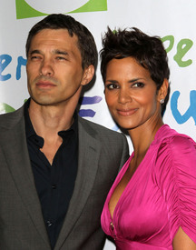 HalleBerry2011JenesseSilverRoseAuctionAndGala_295.jpg