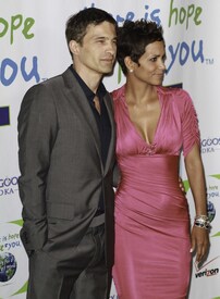 HalleBerry2011JenesseSilverRoseAuctionAndGala_305.jpg
