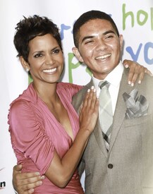 HalleBerry2011JenesseSilverRoseAuctionAndGala_314.jpg