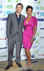 HalleBerry2011JenesseSilverRoseAuctionAndGala_315.jpg