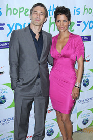 HalleBerry2011JenesseSilverRoseAuctionAndGala_322.JPG