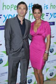 HalleBerry2011JenesseSilverRoseAuctionAndGala_324.JPG