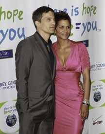 HalleBerry2011JenesseSilverRoseAuctionAndGala_330.jpg
