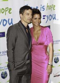 HalleBerry2011JenesseSilverRoseAuctionAndGala_331.jpg