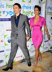 HalleBerry2011JenesseSilverRoseAuctionAndGala_339.jpg